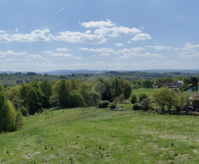 Działka budowlana z widokiem, prywatnym lasem i budynkiem do rozbudowy lub wyburzenia
