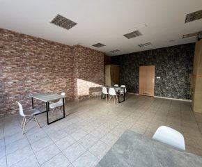 Przestronny lokal usługowy na wynajem!