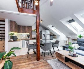 Stylowe poddasze z antresolą i zabudowami na wymiar