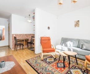 Ustawne dwupokojowe mieszkanie do wynajęcia – wygodny układ