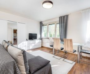 Komfortowa kawalerka z oddzielną kuchnią w dobrej lokalizacji