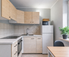 Przestronna kawalerka z osobną kuchnią