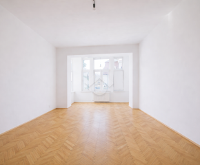 Kraków – przestronne mieszkanie w kamienicy z dużą sutereną 