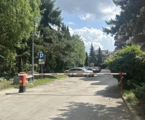 Garaż w bryle budynku - ul. Rostworowskiego 16