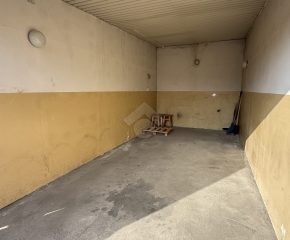 Garaż murowany w zabudowie szeregowej